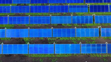 Ariel Manzarası, bir çiftlik alanındaki insansız hava aracından çekilen çevresel enerji üreten bir sürü güneş paneli var. Konsept: Ekonomi, Eko, Çiftlik, Enerji, Binlerce.