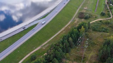 Köprü yol görüntü ulaşım arka plan konsepti üzerinde araba ile köprü havadan görünümü drone çekim.