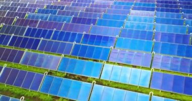 Ariel Manzarası, bir çiftlik alanındaki insansız hava aracından çekilen çevresel enerji üreten bir sürü güneş paneli var. Konsept: Ekonomi, Eko, Çiftlik, Enerji, Binlerce.