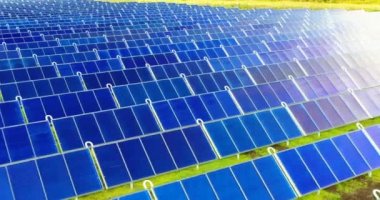 Ariel Manzarası, bir çiftlik alanındaki insansız hava aracından çekilen çevresel enerji üreten bir sürü güneş paneli var. Konsept: Ekonomi, Eko, Çiftlik, Enerji, Binlerce.