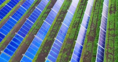 Ariel Manzarası, bir çiftlik alanındaki insansız hava aracından çekilen çevresel enerji üreten bir sürü güneş paneli var. Konsept: Ekonomi, Eko, Çiftlik, Enerji, Binlerce.