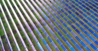 Ariel Manzarası, bir çiftlik alanındaki insansız hava aracından çekilen çevresel enerji üreten bir sürü güneş paneli var. Konsept: Ekonomi, Eko, Çiftlik, Enerji, Binlerce.