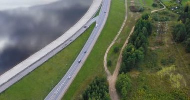 Köprü yol görüntü ulaşım arka plan konsepti üzerinde araba ile köprü havadan görünümü drone çekim.