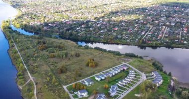 Köprü yol görüntü ulaşım arka plan konsepti üzerinde araba ile köprü havadan görünümü drone çekim.