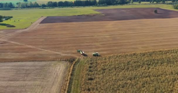 Luftaufnahme Von Erntemaschinen Die Mais Auf Anhänger Verladen Luftaufnahme Von — Stockvideo