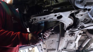 Kauçuk arka planda bir arabayı hizmetindeki bir genç güzel araba tamircisi portresi. Konsept: makinelerin, tanılamada onarmak, uzman, teknik bakım ve on-board bilgisayar onarım.