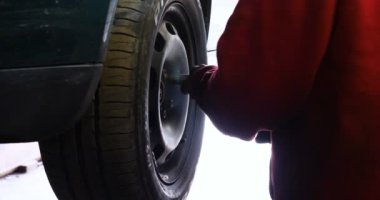 Kauçuk arka planda bir arabayı hizmetindeki bir genç güzel araba tamircisi portresi. Konsept: makinelerin, tanılamada onarmak, uzman, teknik bakım ve on-board bilgisayar onarım.