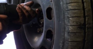 Kauçuk arka planda bir arabayı hizmetindeki bir genç güzel araba tamircisi portresi. Konsept: makinelerin, tanılamada onarmak, uzman, teknik bakım ve on-board bilgisayar onarım.