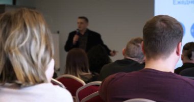 Konferans salonundaki etkinlik ışıklarının bulanık arka planında iş konferansı ve sunum bulanıklığı.