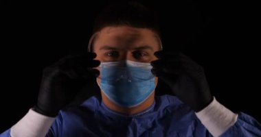 Online video konferansı düzenleyen doktorlar, hastanın MR 'ını fütüristik hologramları olan büyük bir cam ekranı kontrol ederek analiz ediyorlar. Tıp, doktorlar, gelecek, holografi kavramı