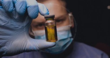 Online video konferansı düzenleyen doktorlar, hastanın MR 'ını fütüristik hologramları olan büyük bir cam ekranı kontrol ederek analiz ediyorlar. Tıp, doktorlar, gelecek, holografi kavramı