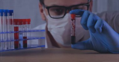 Online video konferansı düzenleyen doktorlar, hastanın MR 'ını fütüristik hologramları olan büyük bir cam ekranı kontrol ederek analiz ediyorlar. Tıp, doktorlar, gelecek, holografi kavramı
