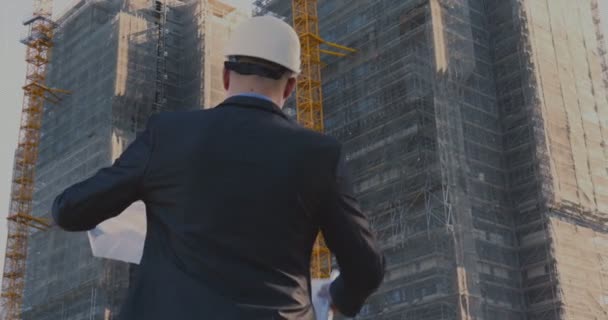 未来のホログラムで建設現場で働く経験豊富なエンジニア — ストック動画