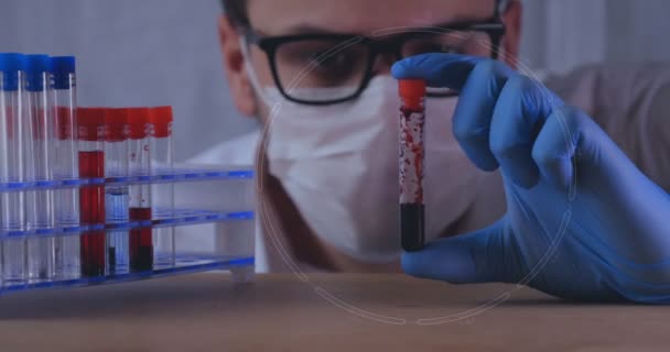 Online Video Konferansı Düzenleyen Doktorlar Hastanın Inı Fütüristik Hologramları Olan — Stok video