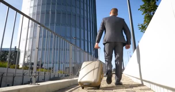 Podróżujący Biznesmen Walizką Kółkach Mieście Biznesmen Spacerujący Bagażem Korzystający Telefonu — Wideo stockowe