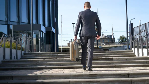 Homem Negócios Viajando Andando Com Sua Mala Rodas Através Horizonte — Fotografia de Stock