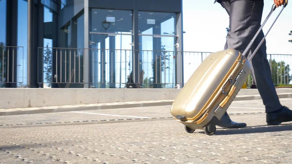 Uomo Affari Viaggio Piedi Con Sua Valigia Ruote Attraverso Skyline — Foto Stock