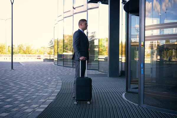 Путешествующий Бизнесмен Чемоданом Колесах Городу Бизнесмен Идущий Багажом Пользующийся Мобильным — стоковое фото