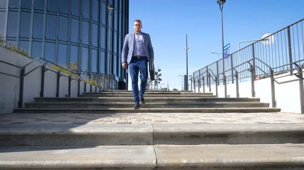 Celebrando Éxito Vista Ángulo Bajo Del Joven Empresario Entusiasmado Manteniendo Fotos De Stock Sin Royalties Gratis