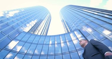 İş adamı internetten alışveriş yapmak için kredi kartı ya da internet kullanıyor. Arkaplanda bankacılık, iş dünyası, iş merkezinin gökdelenleri kavramı.