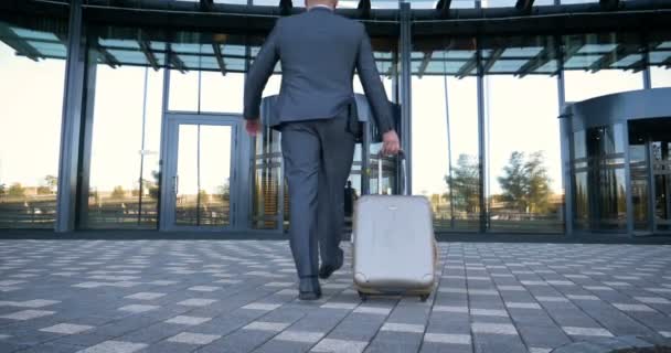 Homem Negócios Viajando Andando Com Sua Mala Rodas Através Horizonte — Vídeo de Stock