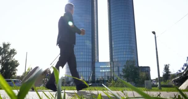 Путешествующий Бизнесмен Чемоданом Колесах Городу Бизнесмен Идущий Багажом Пользующийся Мобильным — стоковое видео
