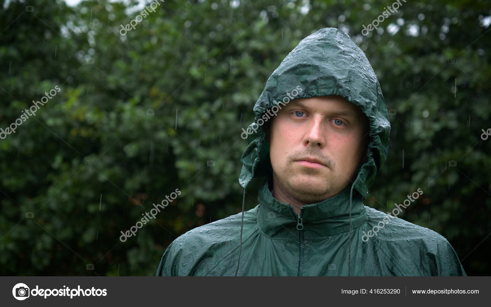 一个人在雨中快乐地微笑呼吸着自由梦想和热爱自然的空气的画像生活方式雨和幸福的概念 图库照片 C Dkvideo4k Gmail Com 一个人在雨中快乐地微笑呼吸着自由梦想和热爱自然的空气的画像生活方式雨和幸福的概念 图库照片 C Dkvideo4k Gmail Com