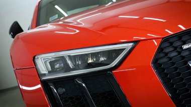 Garajdaki araba, servis, araba salonu..