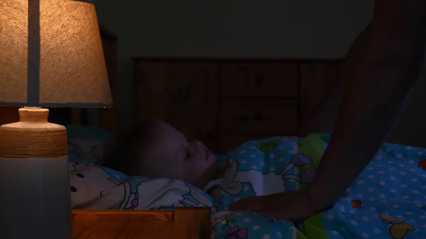 Sevgi Dolu Baba Bebeğini Öpüyor Baba Bebeğini Uyurken Ele Tutuşurken — Stok fotoğraf
