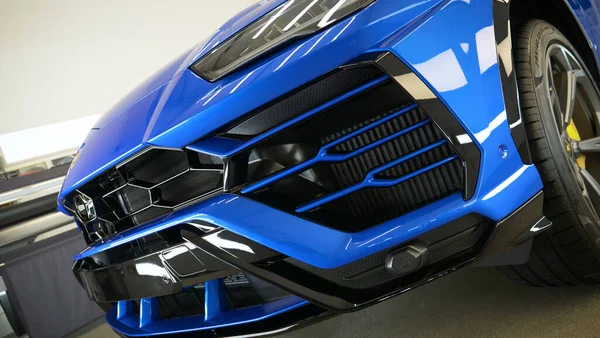 Garajdaki araba, servis, araba salonu..