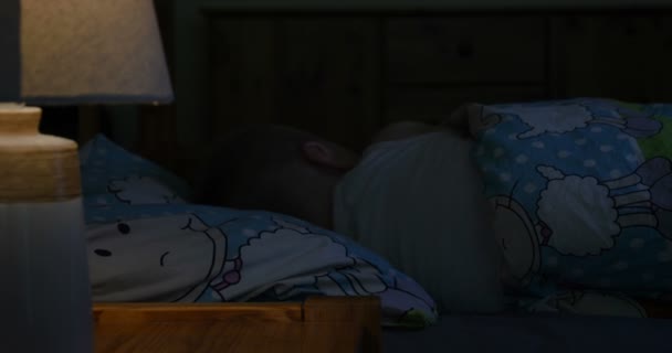 Sevgi Dolu Baba Bebeğini Öpüyor Baba Bebeğini Uyurken Ele Tutuşurken — Stok video