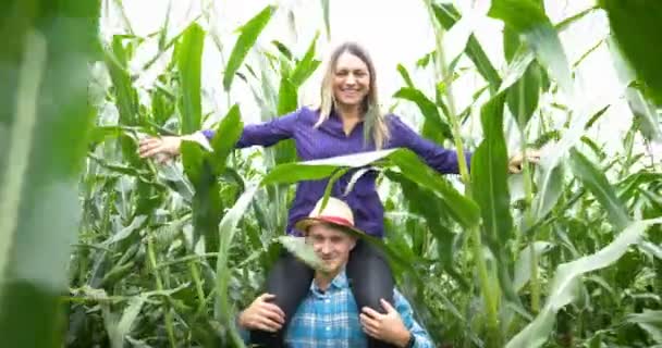 自然の中で一日を楽しみながら 彼の好奇心の強い女性を肩に担いで農家 — ストック動画