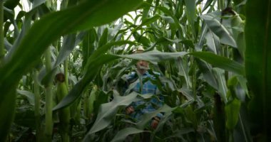 Çiftçi, meraklı kadınını sırtında taşırken doğanın tadını çıkarıyor..