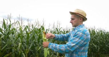 Çiftçi, meraklı kadınını sırtında taşırken doğanın tadını çıkarıyor..