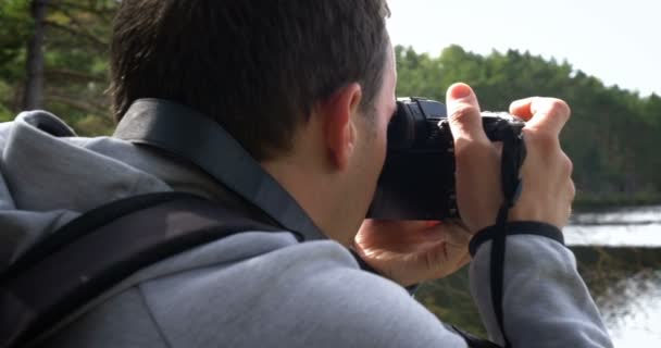 Fotograf Profesjonalnym Aparatem Fotograficznym Plecakiem Górze Robi Zdjęcia Natury — Wideo stockowe