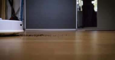 Plastik zeminde robotik elektrik süpürgesi çalışıyor..