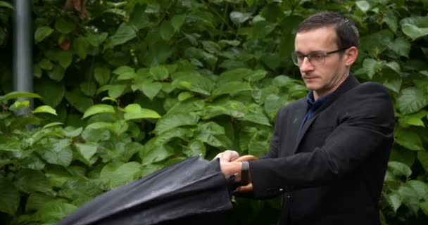 Perdre Homme Affaires Tenant Parapluie Dessus Tête Tout Parlant Sur — Video