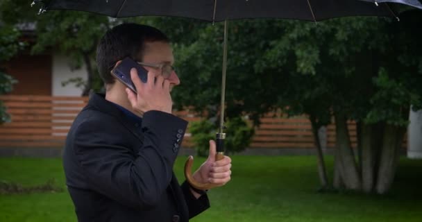Потерять Бизнесмена Держащего Зонтик Над Головой Время Разговора Мобильному Телефону — стоковое видео