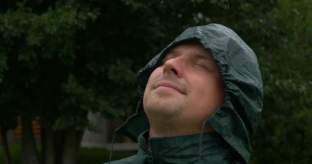 Retrato Hombre Sonriendo Feliz Bajo Lluvia Respirando Aire Libertad Sueños — Vídeo de stock