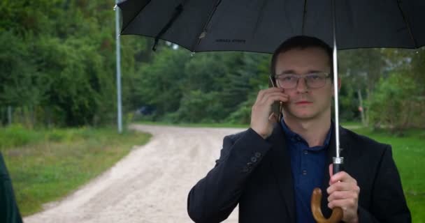 Потерять Бизнесмена Держащего Зонтик Над Головой Время Разговора Мобильному Телефону — стоковое видео