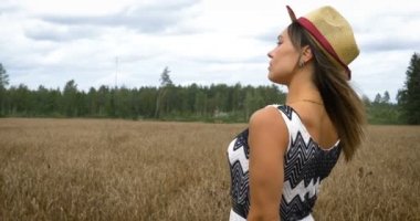 Buğday hasadında güzel, şık bir kadının portresi..