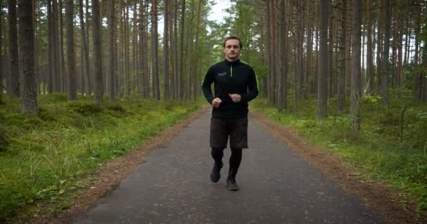 Joven Deportista Corriendo Bosque Ejercicio Corredor Naturaleza Vida Sana Formación — Vídeos de Stock