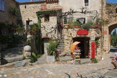 Castelnou, Fransa - Nisan 2018; Dağlar küçük bir şehir olarak adlandırılan Castelnou, Fransa