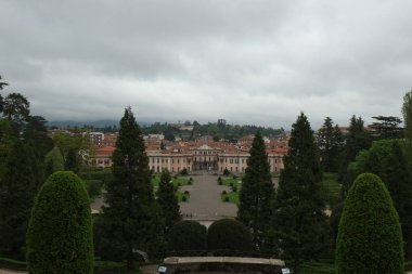 Estense Palace veya Palazzo Estense,'ların Franchesco III d'Este, Duke, Modena ve Reggio ve güzel yeşil park önünde, İtalya