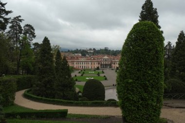 Estense Palace veya Palazzo Estense,'ların Franchesco III d'Este, Duke, Modena ve Reggio ve güzel yeşil park önünde, İtalya