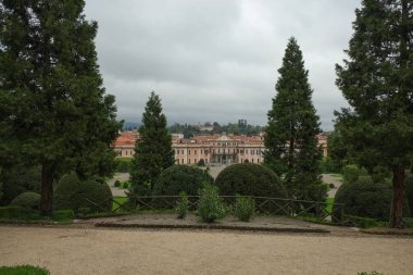 Estense Palace veya Palazzo Estense,'ların Franchesco III d'Este, Duke, Modena ve Reggio ve güzel yeşil park önünde, İtalya