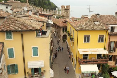 Sirmione görünümünden Ortaçağ kale duvarları, İtalya