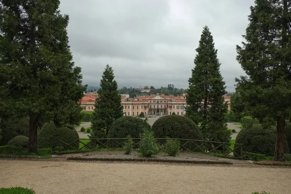 Estense Palace veya Palazzo Estense,'ların Franchesco III d'Este, Duke, Modena ve Reggio ve güzel yeşil park önünde, İtalya
