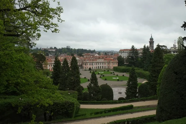 Estense Palace veya Palazzo Estense,'ların Franchesco III d'Este, Duke, Modena ve Reggio ve güzel yeşil park önünde, İtalya