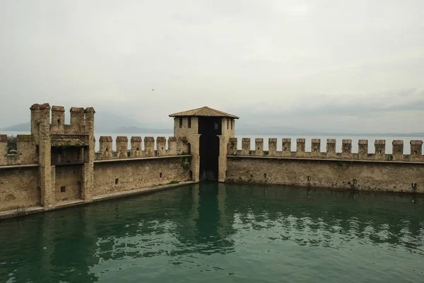 Medeltida Fästningsmurarna Sirmione Italien — Stockfoto